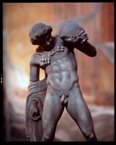 Ein Satyr mit einem Weinschlauch. Skulptur im Casa dei Cervi, 5. Jahrhundert v. Chr. - 1. Jahrhundert n. Chr. von Roman Roman