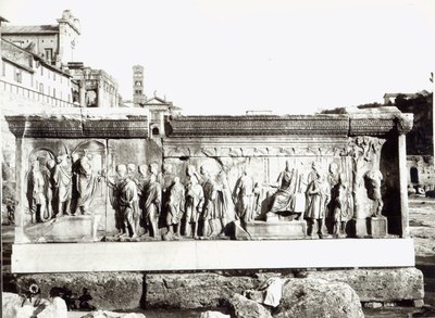 Pluteus von Trajan mit Darstellungen der Institutio Alimentaria (Marmor) (s/w Foto) von Roman Roman