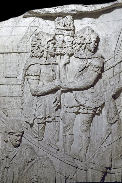 Römische Kunst: „Krieger, die den römischen Adler tragen (Aquiliferes)“ Abguss von 1862, der die Basreliefs der Trajanssäule (Colonna Traiana) in Rom reproduziert, erbaut während der Herrschaft von Kaiser Trajan (53-117). Die Trajanssäule erinnert an von Roman Roman