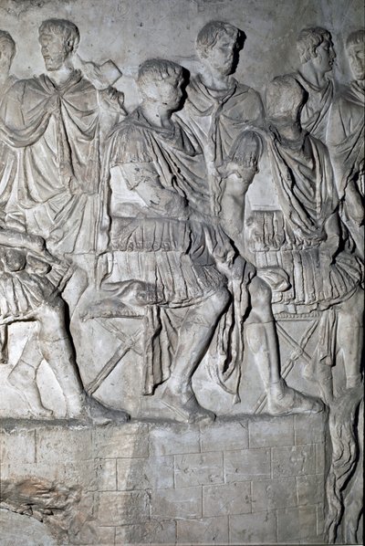 Römische Kunst: Der römische Kaiser Trajan auf der Tribüne hält einen Kriegsrat ab. Abguss von 1862, der die Reliefs der Trajanssäule in Rom reproduziert von Roman Roman