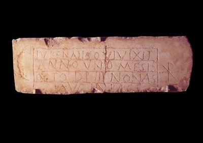 Römische Antike: Loculus-Plakette namens Jubenalis, Epitaph eines verstorbenen Kindes. Aus den Katakomben von Rom. von Roman Roman