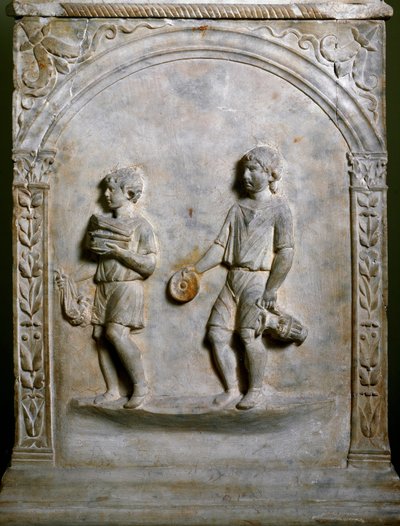 Römische Kunst: Grabaltar zeigt zwei Diener, die Opfergaben tragen von Roman Roman