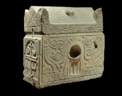 Römische Kunst: Reliquiar in Form eines Sarkophags, gefunden in Syrien von Roman Roman