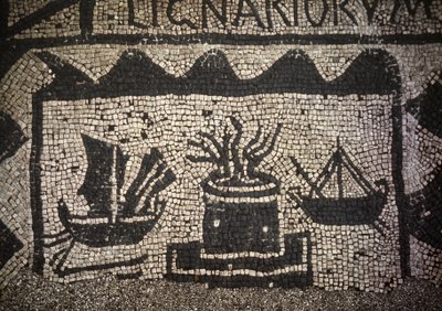 Römische Handelsmarine und Leuchtturm, antikes Ostia, Piazza delle Corporazioni von Roman Roman