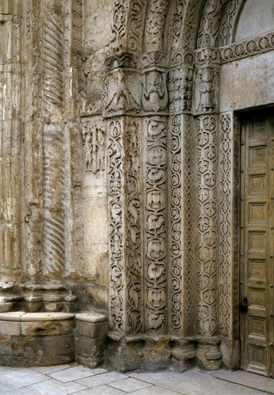 Detail der Fassade auf der linken Seite des Portals der Basilika, Anfang des 12. Jahrhunderts von Romanesque