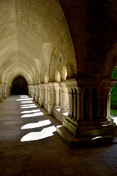 Romanische Architektur: Galerie des Kreuzgangs der Zisterzienserabtei von Fontenay, Burgund von Romanesque