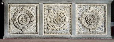Ansicht des Altars aus Marmorplatten von Romanesque