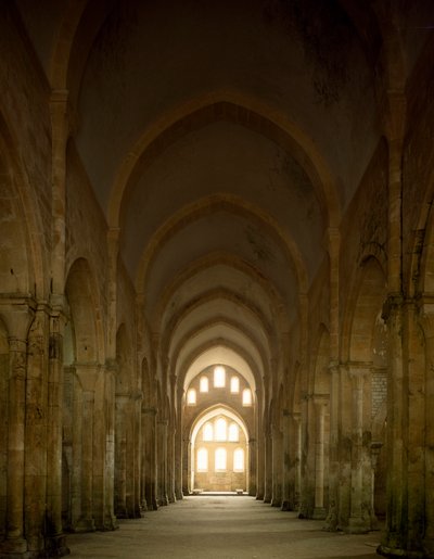 Ansicht des Kirchenschiffs der Zisterzienserabtei, gegründet im 12. Jahrhundert von Romanesque