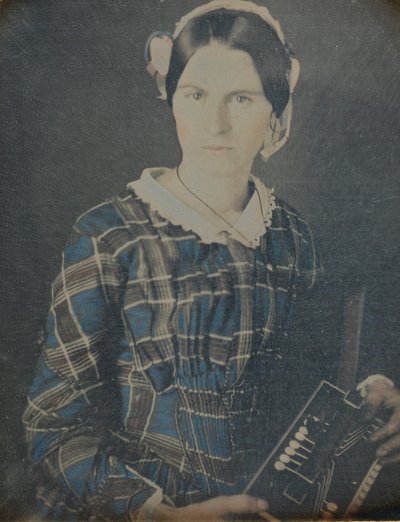 Frau mit einem Akkordeon-Daguerreotypie, 1840er Jahre von Ron Fasand