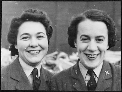 Porträt von Georgie Frankland und Ethel Hopkins, Pinewood Studios von Royal Air Force Film Production Unit