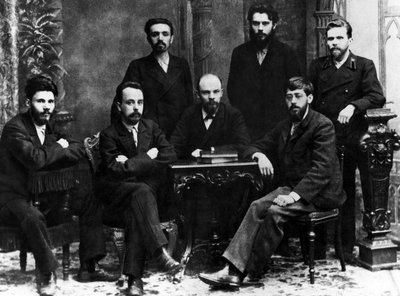 Lenin mit einer Gruppe von Mitgliedern der St. Petersburger Liga für den Kampf zur Befreiung der Arbeiterklasse, St. Petersburg, Februar 1897 (s/w Foto) von Russian Photographer