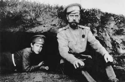 Zar Nikolaus II. mit seinem Sohn Alexei an der Front von Russian Photographer