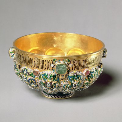Geprägte Schale mit Cabouchon-Edelsteinen und polychromer Dekoration, 1653 (Gold mit Edelsteinen & Perlen) von Russian School
