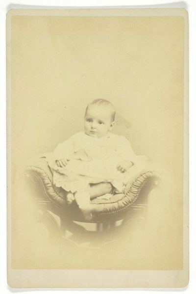 Unbetiteltes Porträt eines sitzenden Säuglings von S. A. Thomas