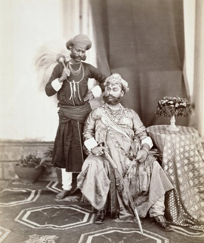 Seine Hoheit Maharaja Tukoji Rao II von Indore und Begleiter, 1877 von S. and Shepherd, C. Bourne