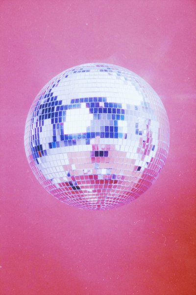 Rosa Discokugel von Samantha Hearn