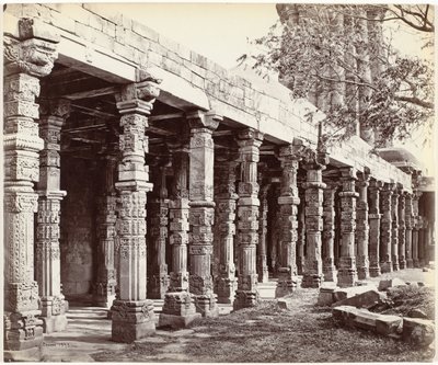 Kolonnade mit Ornamenten an der Basis des Qutb Minar in Delhi von Samuel Bourne (signed by artist)