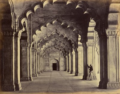 Agra; Innenansicht der Motee Musjid, zeigt das Mittelschiff von Samuel Bourne