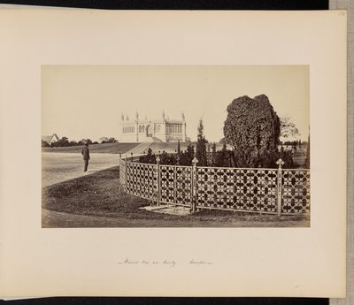 Cawnpore; Das Denkmalbrunnen von Süden, mit der großen Elefantenranke von Samuel Bourne