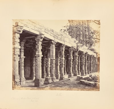 Delhi; Kolonnade der Hindoo-Säulen am Kutub Minar, Ostseite von Samuel Bourne