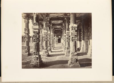 Delhi; Der Kutub Minar, Innenansicht der östlichen Kolonnade von Samuel Bourne