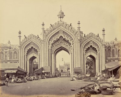 Lucknow; Das Tor des Hooseinabad-Basars von Samuel Bourne