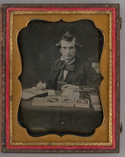 Unbetiteltes Porträt eines sitzenden Mannes, der ein Daguerreotyp und einen Pinsel hält, 1865 von Samuel J. Miller