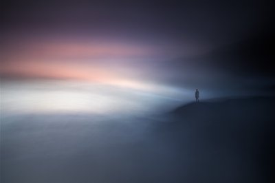 Einsame Figur im Nebel von Santiago Pascual Buye
