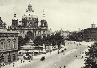 Berlin: Vor der Schlossbrücke von Sasha Stone