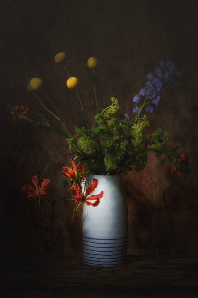 Elegantes Blumenstillleben von Saskia Dingemans