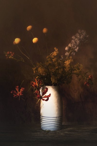 Stimmungsvolle Blumenanordnung von Saskia Dingemans