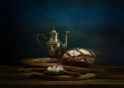 Rustikales Brot und Teekanne von Saskia Dingemans