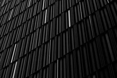 Dunkle gestreifte Architektur von Satoshi Hata