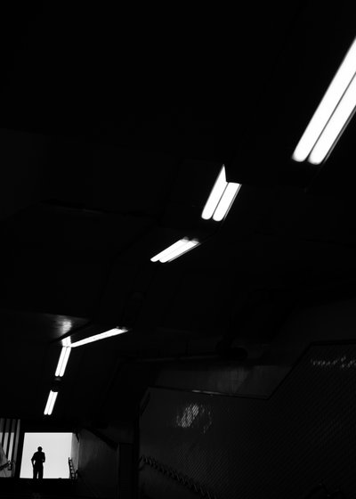 Dunkler Tunnel, heller Ausgang von Satoshi Hata