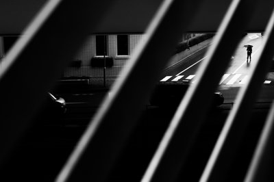 Einsamer Regenschirm Spaziergänger von Satoshi Hata