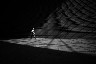 Mann im Sonnenlicht und Schatten von Satoshi Hata