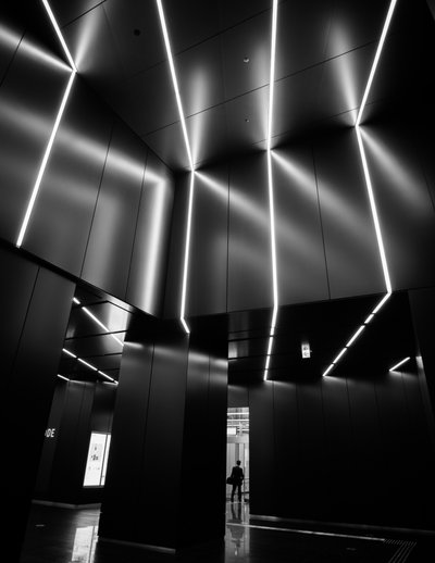 Moderne Innen Silhouette von Satoshi Hata