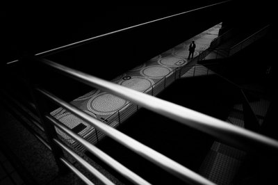 Einsamer Mann auf städtischem Gehweg von Satoshi Hata