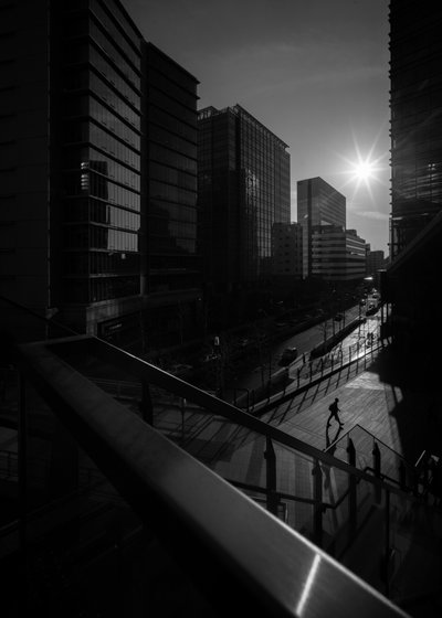 Städtischer Sonnenstrahl-Spaziergang von Satoshi Hata