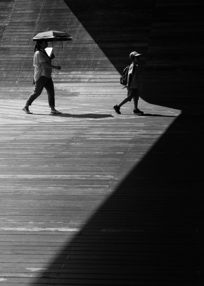 Gehen in Licht und Schatten von Satoshi Hata