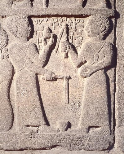 Relief, das zwei Jungen zeigt, die mit einem Kreisel spielen, aus Karkemisch, Türkei, neo-hethitisch von School Assyrian