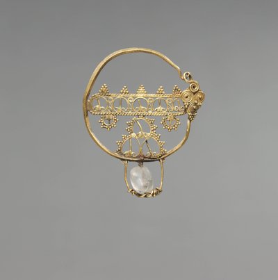 Ohrring mit Durchbrucharbeit, frühbyzantinische Periode, 600-800 (Gold mit Bergkristallperle) von School Byzantine