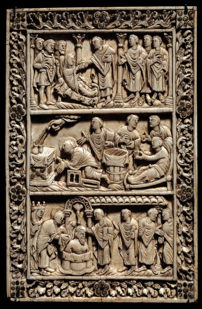 Karolingische Kunst: Wunder der Heiligen Ampulle, Elfenbeindiptychon, das oben die Auferstehung eines jungen Mädchens, in der Mitte eine Krankentaufe und unten die Taufe von Chlodwig I. (466-511) in Anwesenheit von Königin Clothilde am 25.12.498 darstellt. von School Carolingian