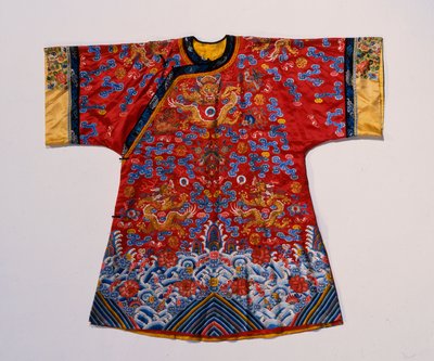 Halbformelle Robe aus rotem Satin, bestickt mit Seiden- und Goldfäden, mit Drachen über einer turbulenten Meereswellenbordüre von School Chinese