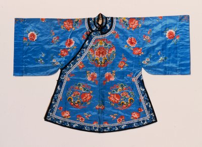 Informeller Mantel aus Vergissmeinnicht-blauem Satin, bestickt mit Pfingstrosen- und Schmetterlingsrundeln, verstreut mit Lotusblumen, Pfirsichen und anderen Früchten und Blumen von School Chinese