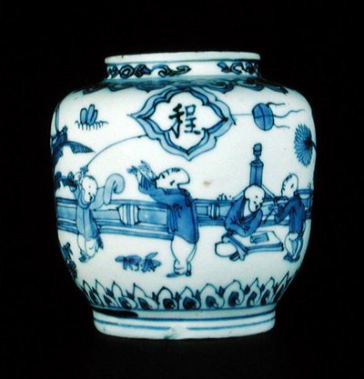 Blau-weiße Vase mit spielenden Jungen, Wanli von School Chinese