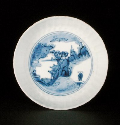 Blau-weiße Kraak-Untertassenschale mit einer Figur in einer Landschaft, Egret-Marke, Wanli oder Tianqi von School Chinese