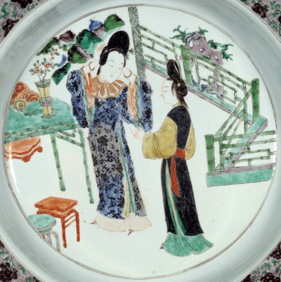 Chinesische Kunst: „Zwei elegant gestylte Frauen“ Keramikteller des 18. Jahrhunderts. Paris, Guimet Museum, Nationalmuseum für asiatische Kunst von School Chinese
