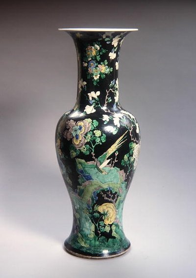 Große Famille Noire Yen Yen Vase, Kangxi-Periode (1662-1722) von School Chinese