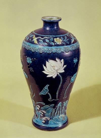 Ming-Vase mit Dreifarben-Dekoration von School Chinese